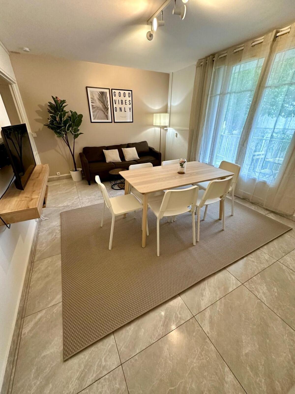 Au Coeur Du Quartier Taittinger Apartment Reims Exterior foto